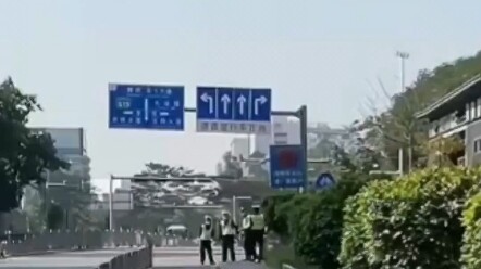 يضحك حتى الموت وهو يمسك بالسيارة