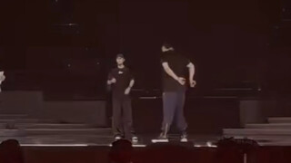 牛掰！！！执行导演都听陶醉了，一个演员这么会唱，敢不敢开演唱会让我看看实力！！！肖战《往事随风》纯享版（彩排版）！！！