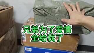 兄弟为了爱情忍痛把假面骑士全给我了！看看都是保存的很新的腰带。 #腰带回收 #假面骑士 #假面骑士腰带