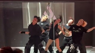 Tonton versi lengkap lagu MEOW versi 1TB dan kamu akan terpikat hanya dalam lima detik! #dance #meov