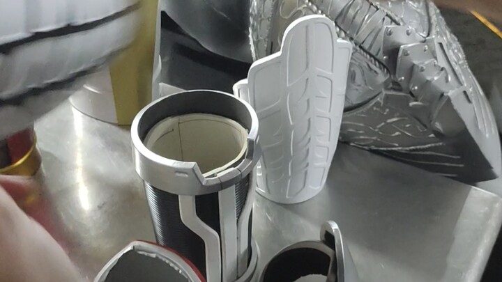 A simple and rough guide to help you understand the differences between cosplay props and Kamen Ride
