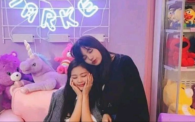 Jennie and Lisa: Love needs no words