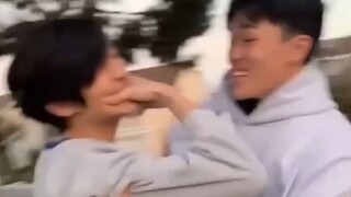 สองเพื่อนซี้ทะเลาะกันเพราะชอบไรเนอร์ คลิปประติมากรรมทรายยักษ์ | TIKTOK