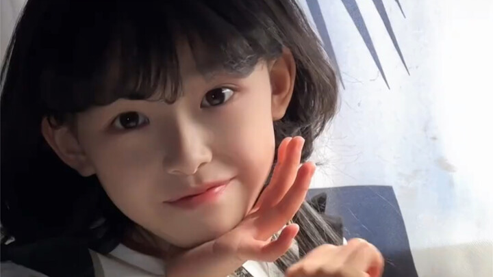 ชุดกระโปรงเมดสไตล์นักเรียนสองชุดนี้ คุณดูสิ คุณดูสิ นี่ทำโดยคนเดียวจริงๆ เหรอ?? ต้องยอมรับเลยว่าการจ