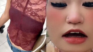 Seorang gadis sedang berbelanja dengan teman-temannya dan diperlakukan kasar oleh seorang pria yang 