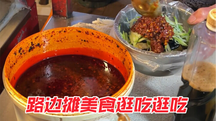 Dari jauh sudah terlihat sang bos lagi menguleni adonan! Ditambah telur dan sosis bakar, benar-benar