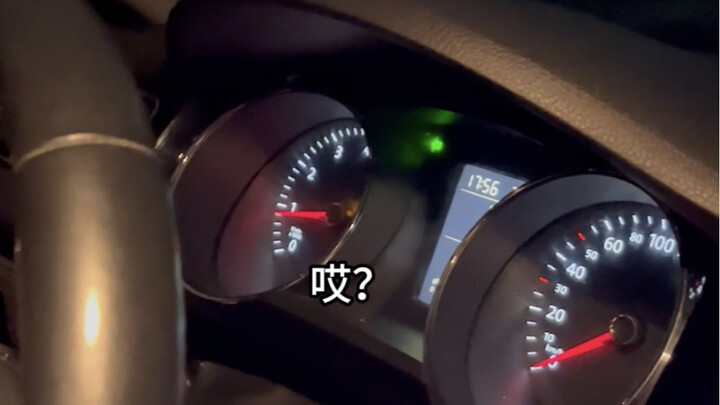 Tôi: Bật cần gạt nước đi!! Bạn thân:………