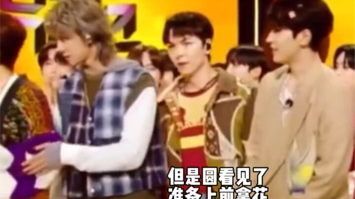 【หยวนปา】“เธออยากได้ดอกไม้เหรอ? ฉันให้เธอก็ได้” เมื่อเห็นว่าปาอยากช่วยถือช่อดอกไม้ หยวนจึงรับช่อดอกไม