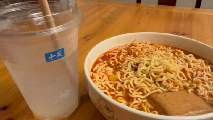 Sự tiêu xài điên cuồng của các tập đoàn Trung Quốc vì đói bụng lúc nửa đêm