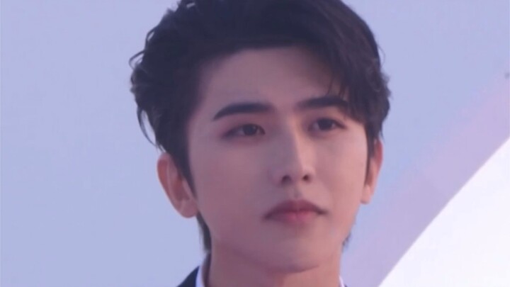 Các bạn cùng xem phản ứng của mọi người khi xem Cai Xukun bước trên thảm đỏ, đặc biệt là phản ứng rấ