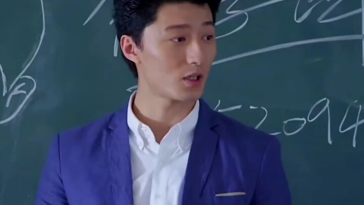 Thái độ của hai đứa trẻ khi ăn cua đã cho thấy sự khác biệt trong giáo dục gia đình.