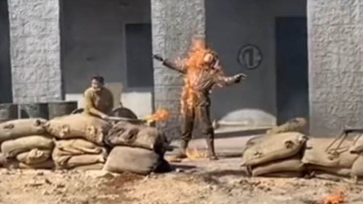 นักแสดงประกอบมหาวิทยาลัย: หนึ่งในนักแสดงประกอบบนกองถ่ายซีรีส์—ถ้าไม่ใช่เพราะเงินเล็กน้อย ก็คงไม่มีใค