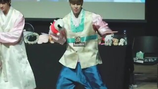 【كيم سونغ مين】كيف يمكن لشخص أن يرقص "Love Shot" حاملاً كلب باتشا؟