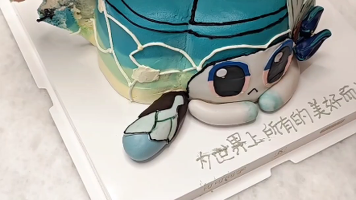 It’s my birthday today—I had a Glowing Firefly Cat Cake custom-made, and after hesitating for half a