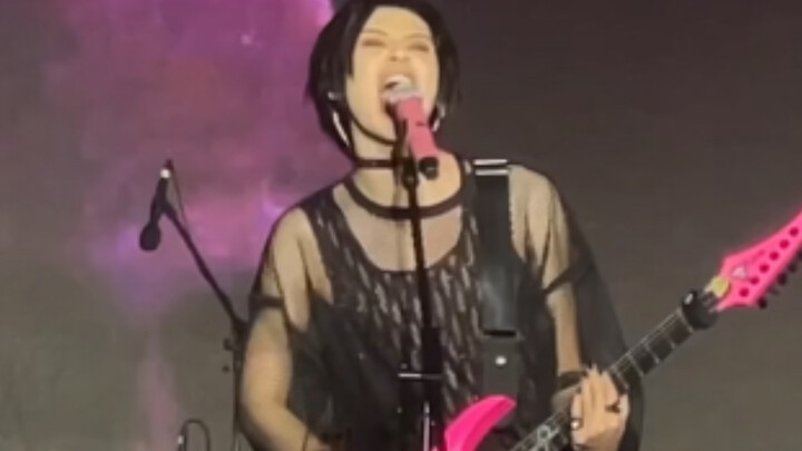 تحليل أسلوب وتقنيات عزف الغيتار لدى شياو غوي