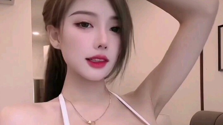 Những đường cong của cô ấy thật quyến rũ và đôi chân dài của cô ấy thật đẹp.