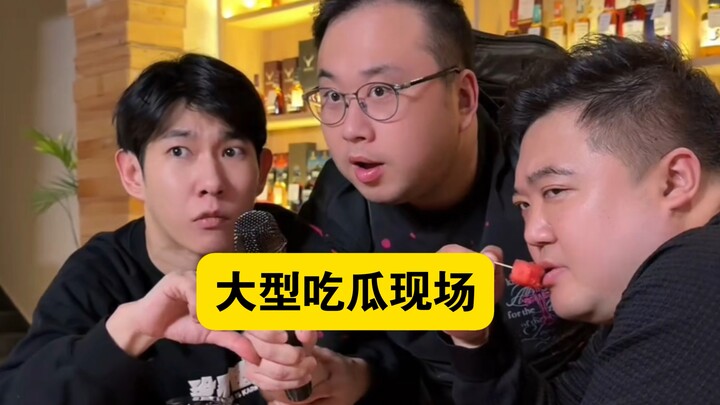 Khi bạn cãi nhau với bạn gái và bị cả đám đông tò mò vây quanh xem kịch hay