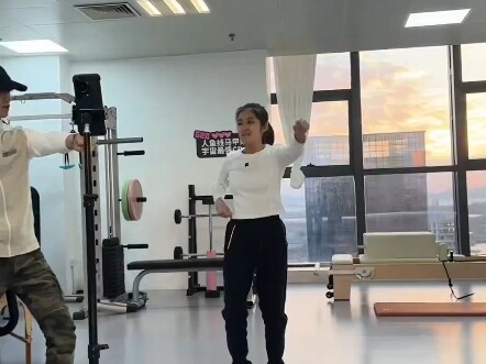 汐汐跳舞，很好奇教练是怎么忍住不笑的。#自闭症#特殊孩子的生活日常