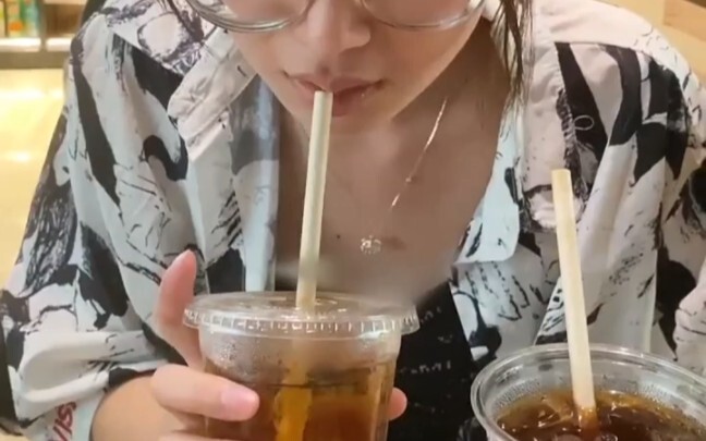 关于昨晚喝醉后给手机充电这件事 看她这个样子，应该很好喝吧！