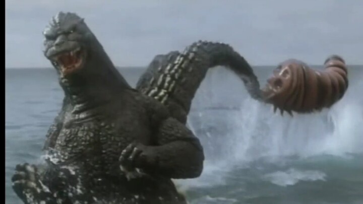 [Godzilla] We Love Watching Mothra Larvae Biting Godzilla's Tail