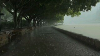 “ข้างนอกกำลังฝนตก ฉันอยากเดินตากฝน”