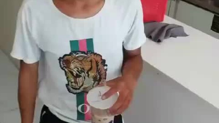 Khi anh chàng sành điệu ghé qua một tiệm trà sữa