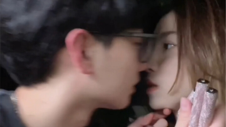 Môi em bị lem son rồi, để anh hôn… Phì! Ý nhầm, để anh lau giúp em!