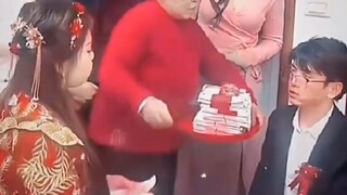 After taking the money and returning it, everyone's expression changed.