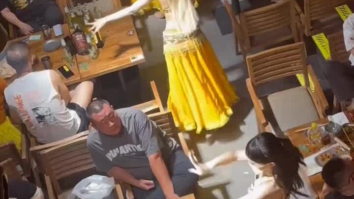 Acara hiburan tambahan di kedai barbeku Timur Laut; Kakak, kok kelihatan begitu kaku ya?
