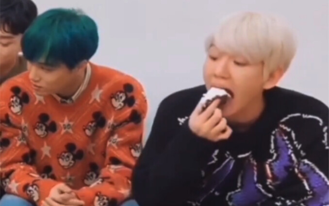 Khi Park Chanyeol múc bánh thì chiếc bánh rơi xuống, Baekhyun lặng lẽ nhặt lên ăn, còn Oh Sehun chỉ 