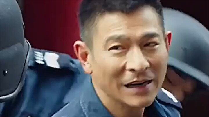 رغم صغر سنّه، يتحمّل الشرطي الشاب مسؤولية كبيرة جدًا. تحية لكل شرطي.