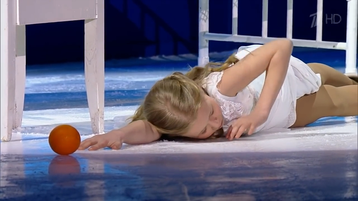 冷月如刀砍落花，落花笑我太卑贱，纵然那寒风狂野，撕裂我层层碎片，也只能见证这一刻