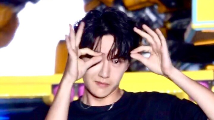 So handsome, damn! Finally waited for Wang Yibo to dance! Warm surprise party and passionate water p