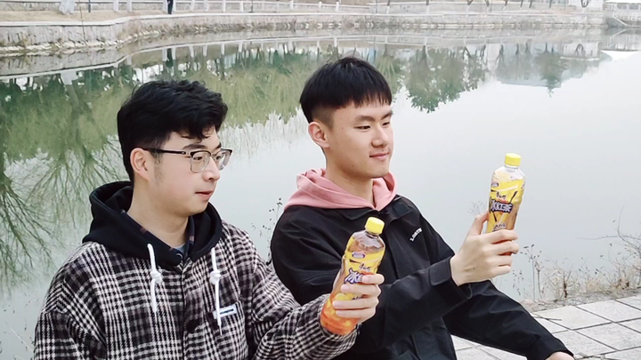 คนสองคนคุยกันในมหาวิทยาลัยหลังจากสอบแต่งหน้าผ่าน