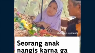 Momen sedih seorang anak menangis karna ga mau diajak pulang dari makam ayahnya😭😭 gak bisa bayangi