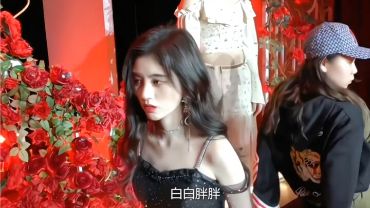 Staff Member: Snow-white and chubby. Ju Jingyi: Chubby, pale arms.