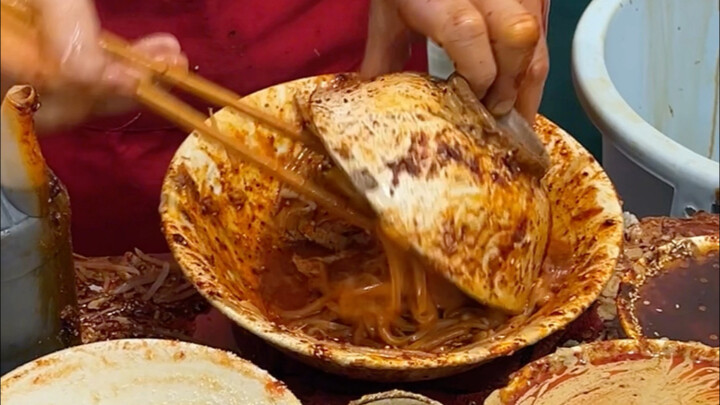 The boss said, "I'm a total pro at making liangpi! If you film it, it'll definitely go viral!"