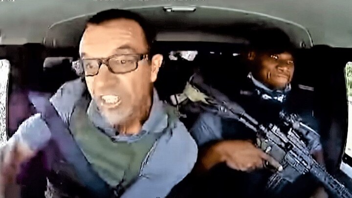 【تصوير من ثلاث زوايا】 تعرض سيارة نقل الأموال في جنوب أفريقيا للسطو، والسائق يتعامل مع الموقف بهدوء و