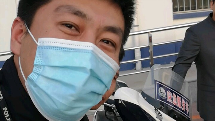Seorang anak kecil memukuli Tuan Tao Zhang di tengah jalan, Paman Dong sampai tertawa terbahak-bahak