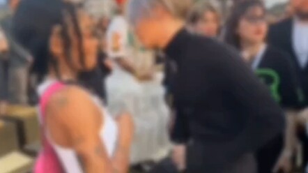 Jackson Wang và Coi Leray đập tay giao lưu tại show diễn LV ở Paris