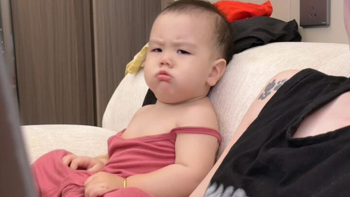 หนูน้อยน่ารักที่โดนคุณพ่อเมินทำเอาน้อยใจสุดๆ