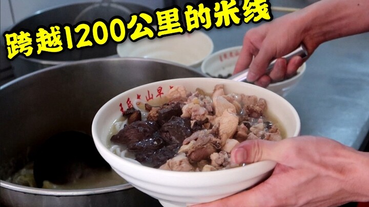 Young man travels 1,200 km from Gansu to Yunnan just for a bowl of rice noodles—big portion, loaded 