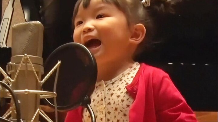 مغنية اليابان المعجزة نونو الصغيرة ذات العامين تؤدي أغنية الأطفال اليابانية الكلاسيكية “لقد دعستُ قط