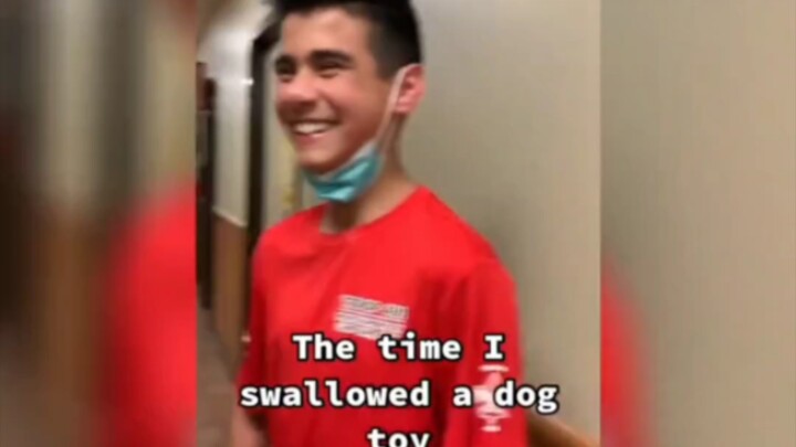 ابتلع الصبي عن طريق الخطأ لعبة صافرة مخصصة للكلاب، وفجأة أصبح الطفل الأكثر لفتًا للانتباه فور وصوله 