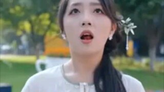 70..A 92-year-old man saw a beautiful 20-year-old woman,actually knelt down and called her "Miss"!!!