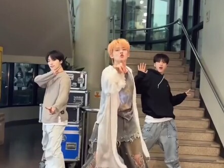 “在challenge的时候从容的像统治者一样的存在...最喜欢跳舞时候的崔燃尽了”(结尾有惊喜)