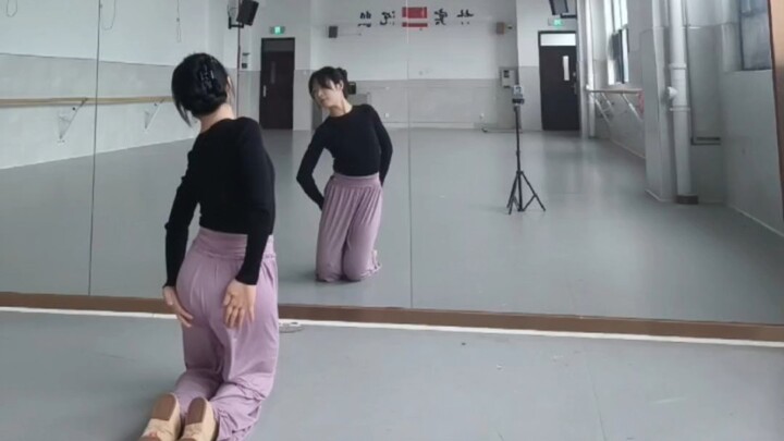 Siswa tari klasik amatir harus berlatih ritme tubuh, jika tidak mereka tidak akan bisa menari dengan