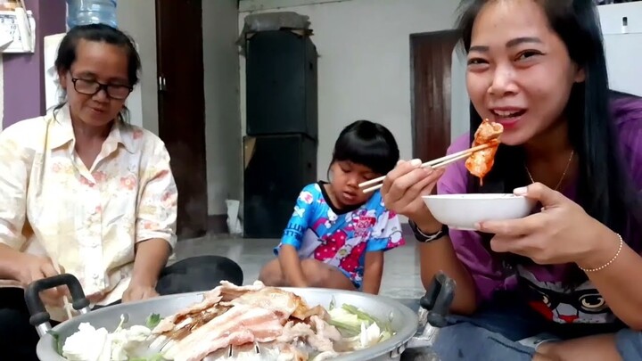 หมูกระทะค่ะอากาศเย็นๆชวนพี่สาวกับเด็กๆกินหมูย่าง สามชั้นมันๆย่างหอมไปแป็ดบ้าน