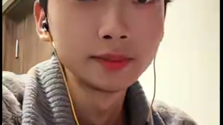 Jinjiu Lao Shi melakukan siaran langsung pertamanya sambil memperlihatkan wajahnya, para penggemar p