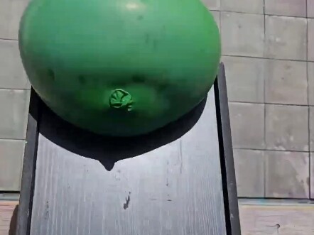 تدحرج الزجاجة أسفل جبل السكاكين في لحظة الانفجار والتفريغ!